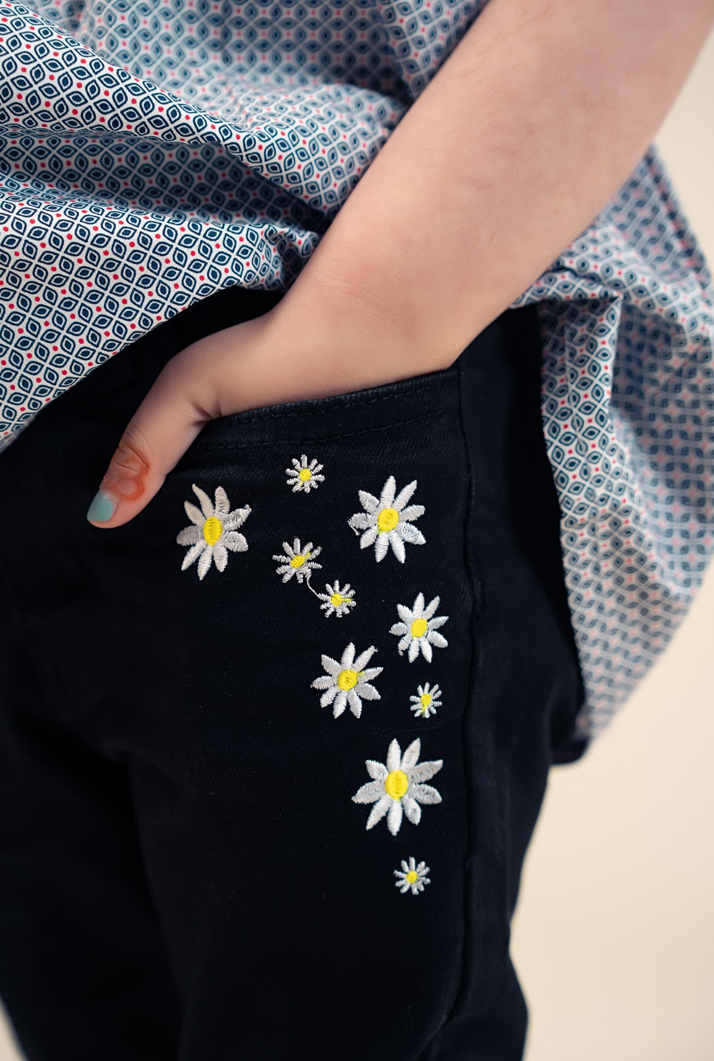 Black Jeans With Flower Embroidery
